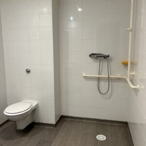 chambre et sa salle de bain